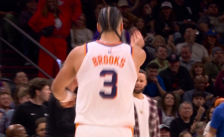 体育直播-别和我玩这套！狄龙怼翻桑托斯翻身打进 示意桑托斯假摔