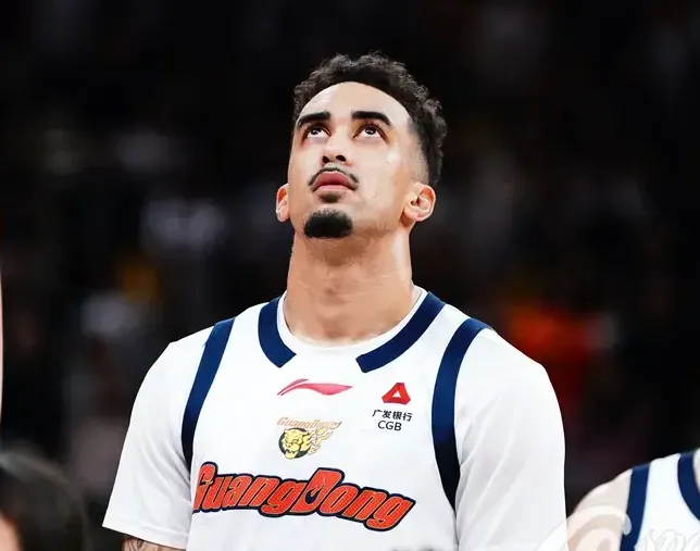 足球直播-奎因全场出战19分钟，投篮13中4得到12分5篮板2助攻2抢断